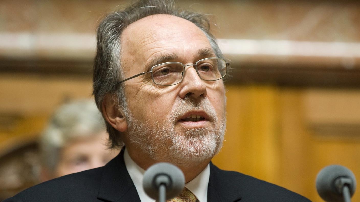 Dick Marty si rivolge all'Assemblea federale, il 16 settembre del 2009: sebbene non fra i candidati ufficiali, ricevette i voti di una trentina di deputati che lo volevano in Governo