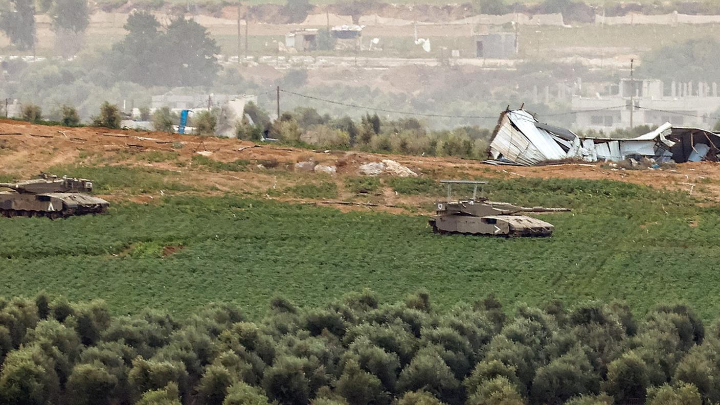 Tank e bulldozer israeliani nella parte nord della Striscia di Gaza