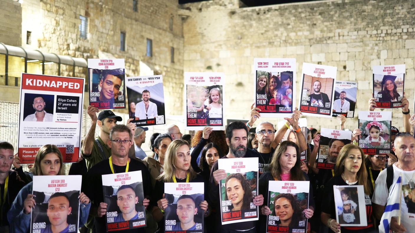 Secondo le Forze di Difesa Israeliane (IDF), almeno 242 ostaggi, sia israeliani che stranieri, sono detenuti da Hamas a Gaza