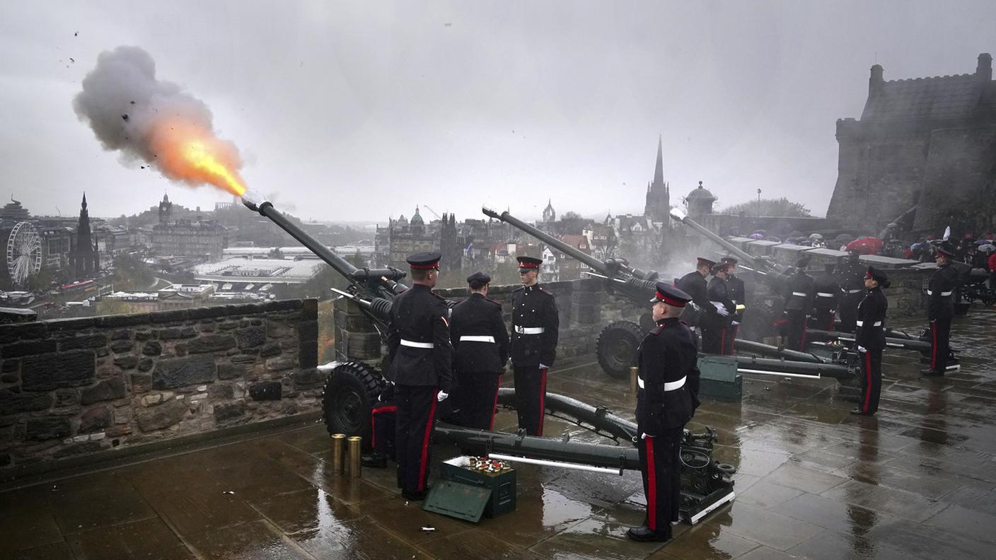 Il reggimento di artiglieria reale ha sparato 21 cannoni dal Castello di Edimburgo per celebrare il 75° compleanno di Re Carlo III