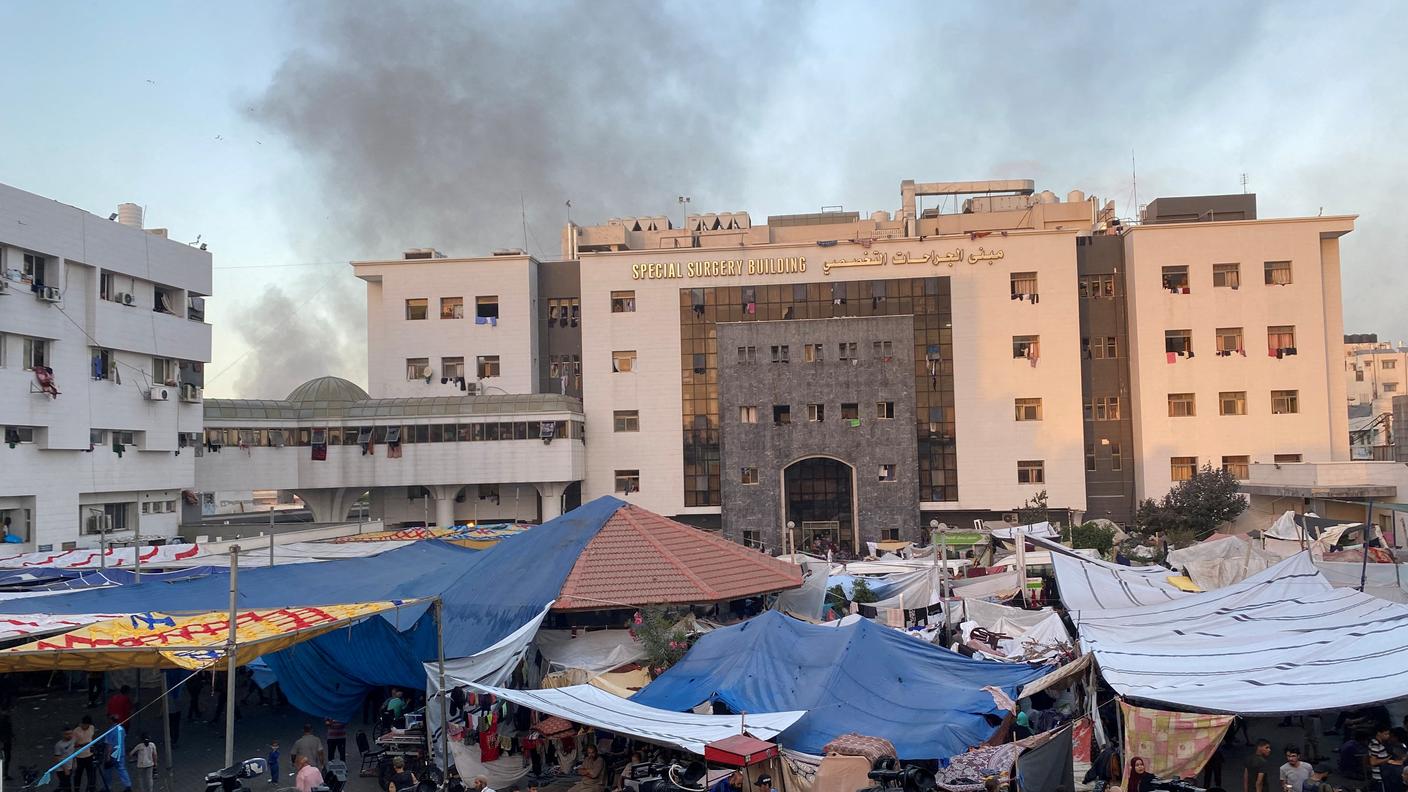 L'ospedale al Shifa e profughi palestinesi rifugiatisi nel suo cortile, in un'immagine di alcuni giorni fa