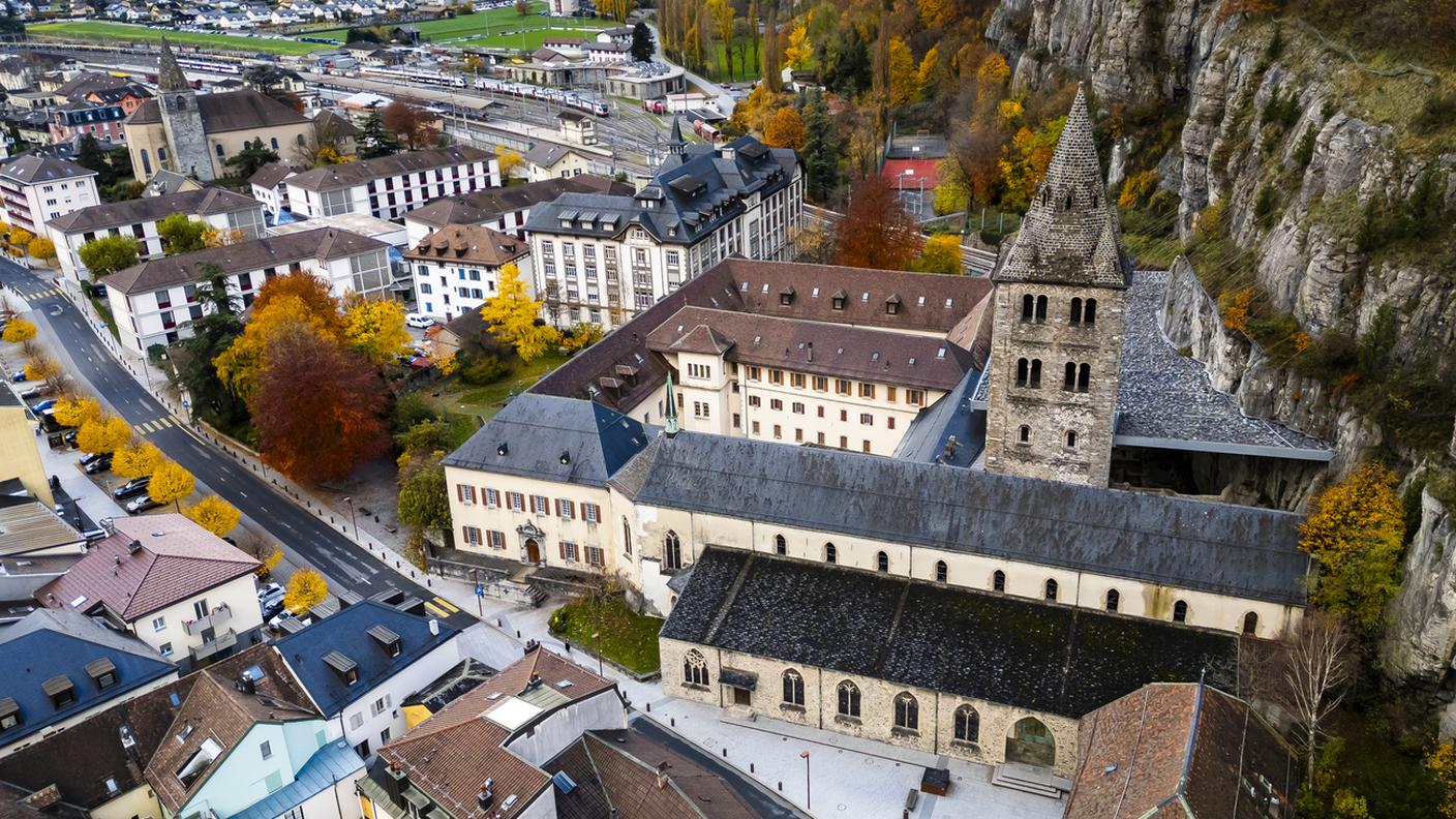 L'abbazia e in secondo piano il suo liceo-collegio, il cui internato è stato chiuso nel 2021 dopo 215 anni di storia