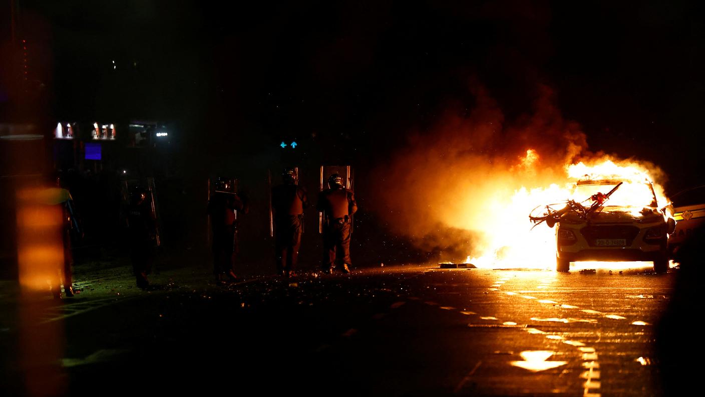 L'auto della polizia data alle fiamme