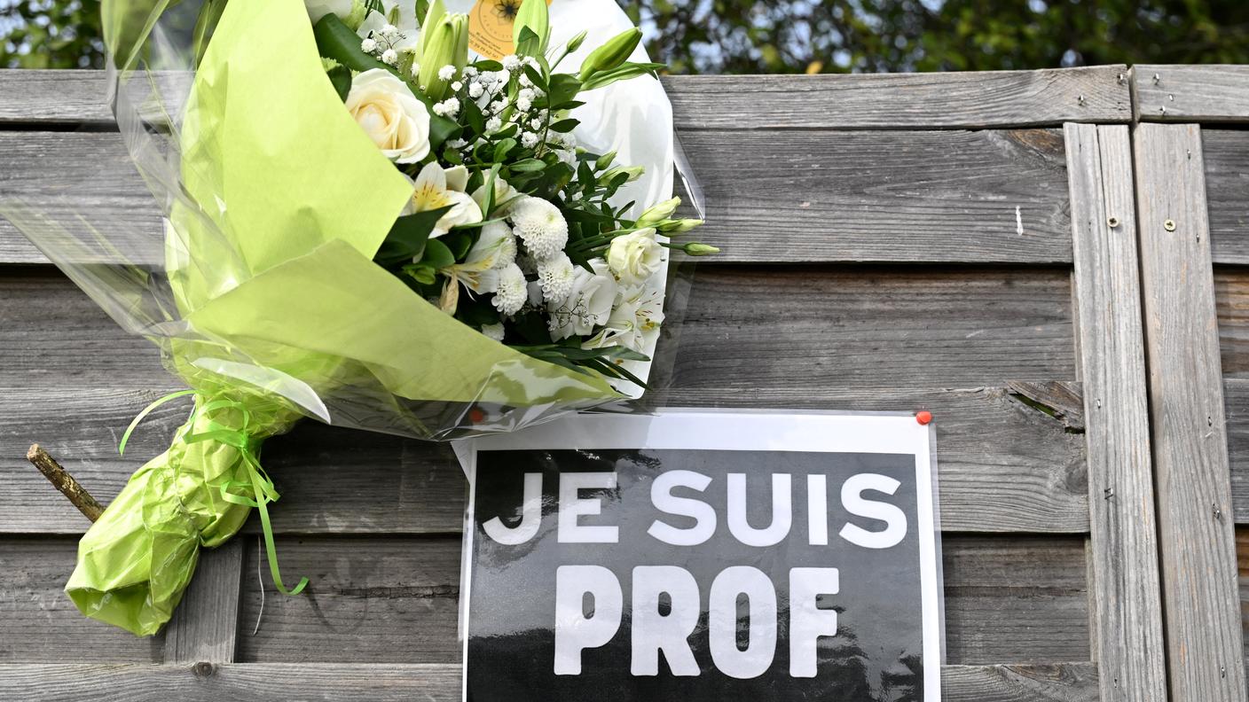In una scuola di Bois d'Aulne un tributo a Paty e a Dominique Bernard, un altro insegnante ucciso a metà ottobre di quest'anno