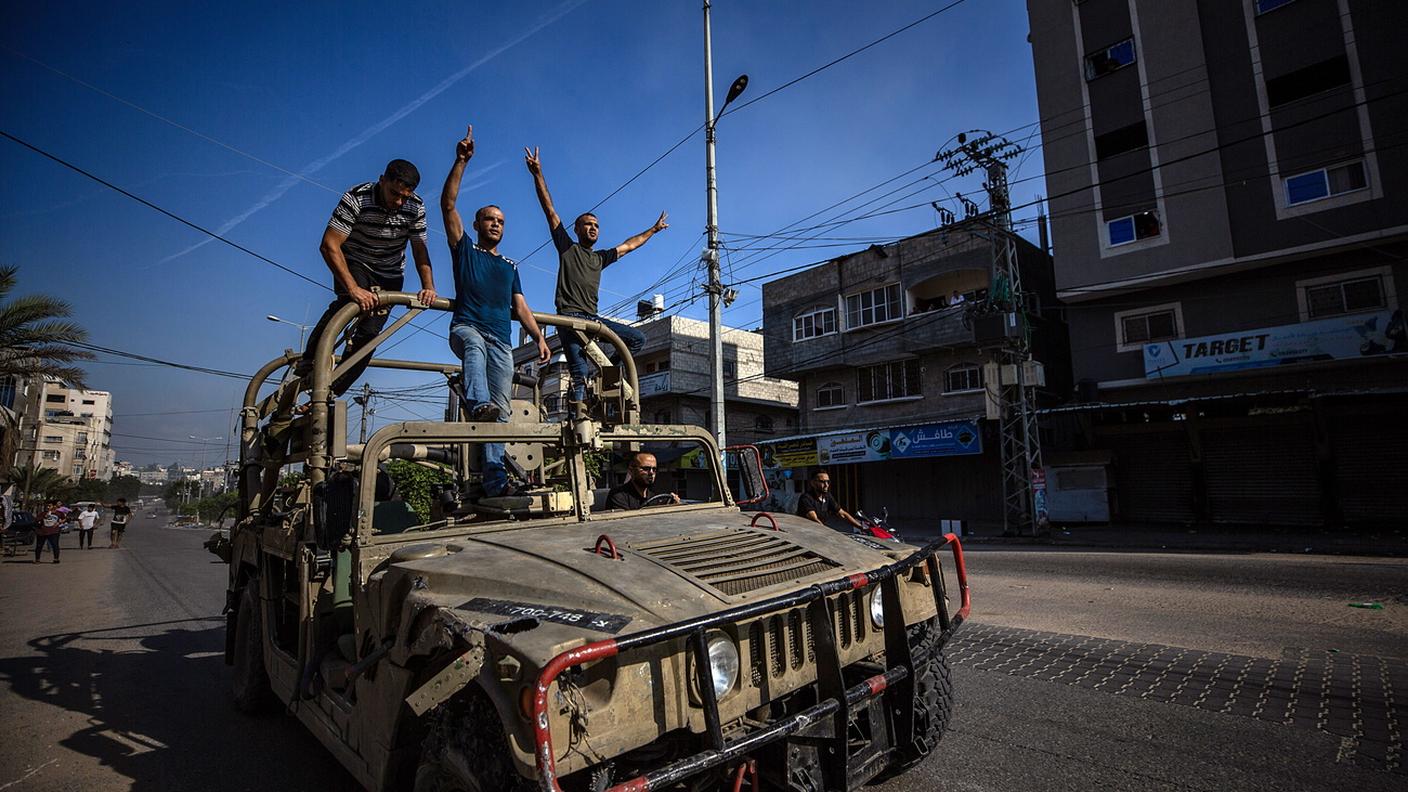 Palestinesi su un veicolo militare israeliano il 7 ottobre