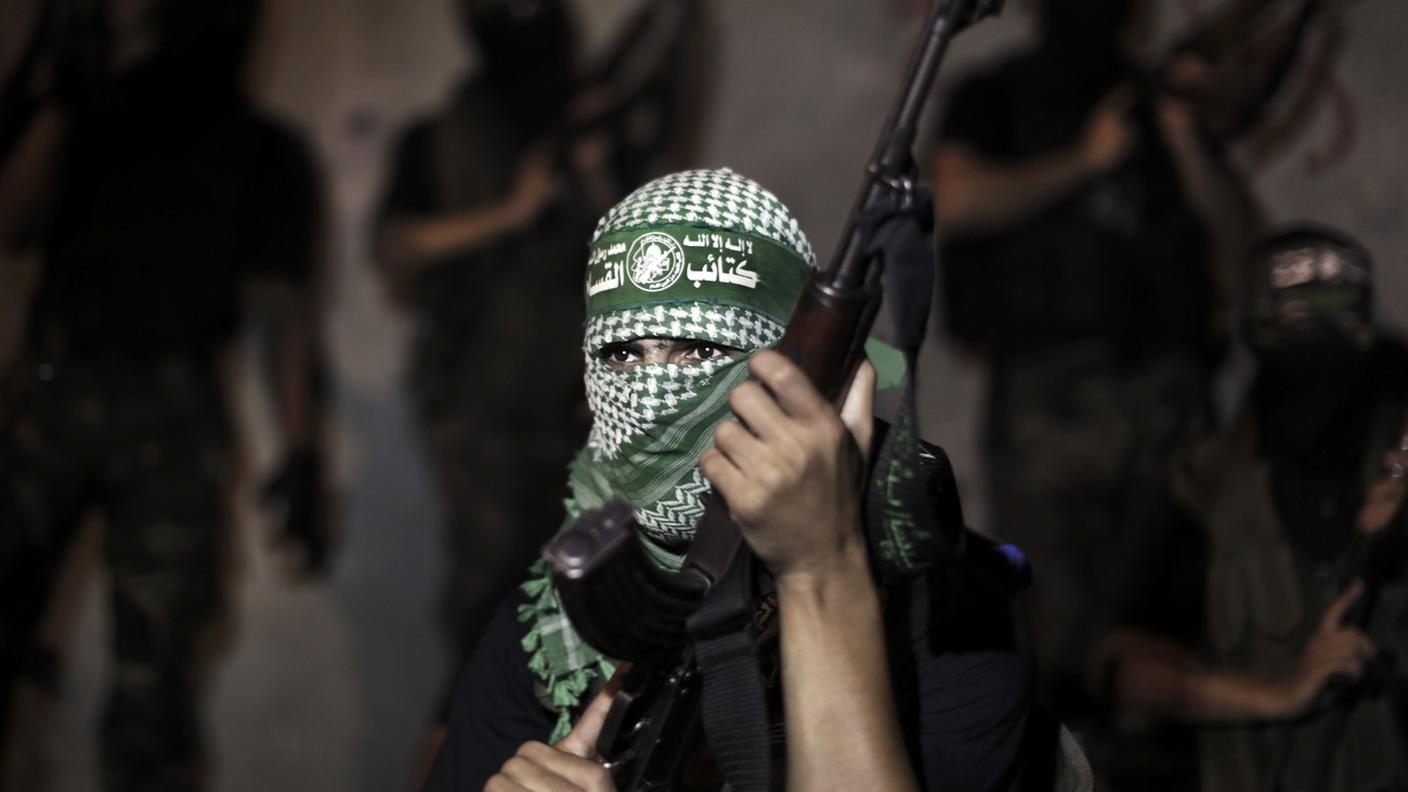 Una foto d'archivio di un combattente delle brigate Al-Din Al Qassam, l'ala militare di Hamas