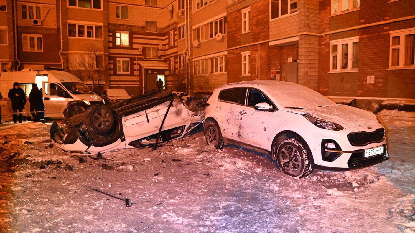 Auto colpite in un cortile di Belgorod, dove un attacco ucraino aveva causato 25 morti il 30 dicembre
