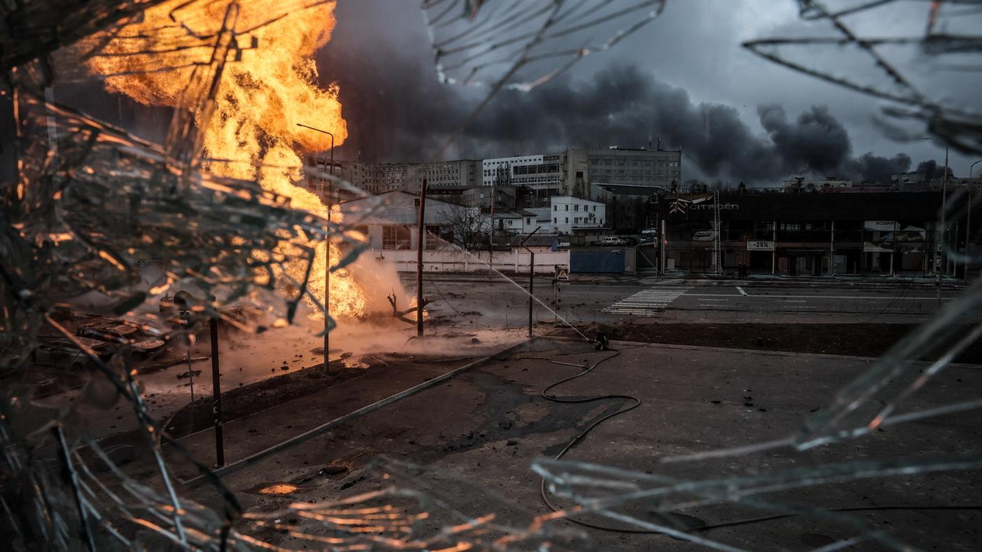 Un incendio causato a Kiev da uno dei recenti attacchi missilistici russi