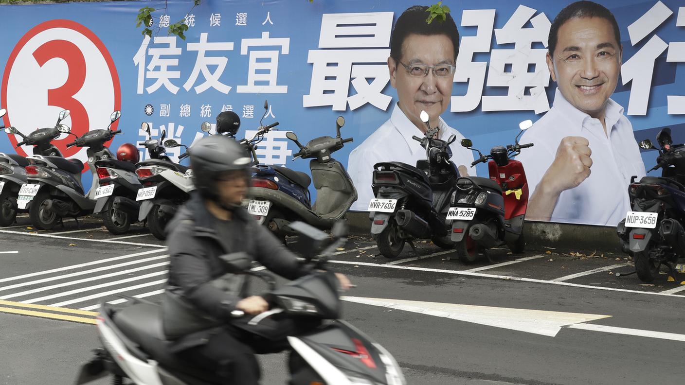 Manifesti di candidati nelle strade di Taipei