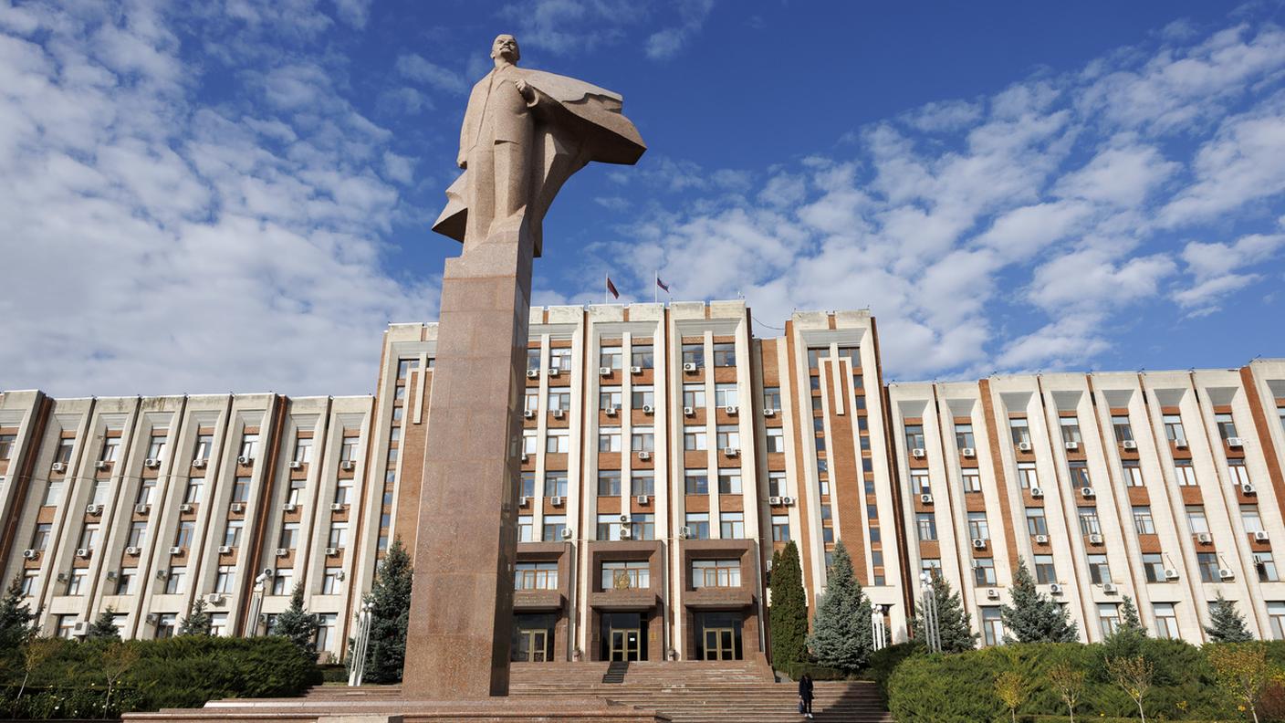 La statua di Lenin troneggia ancora davanti al palazzo del Parlamento