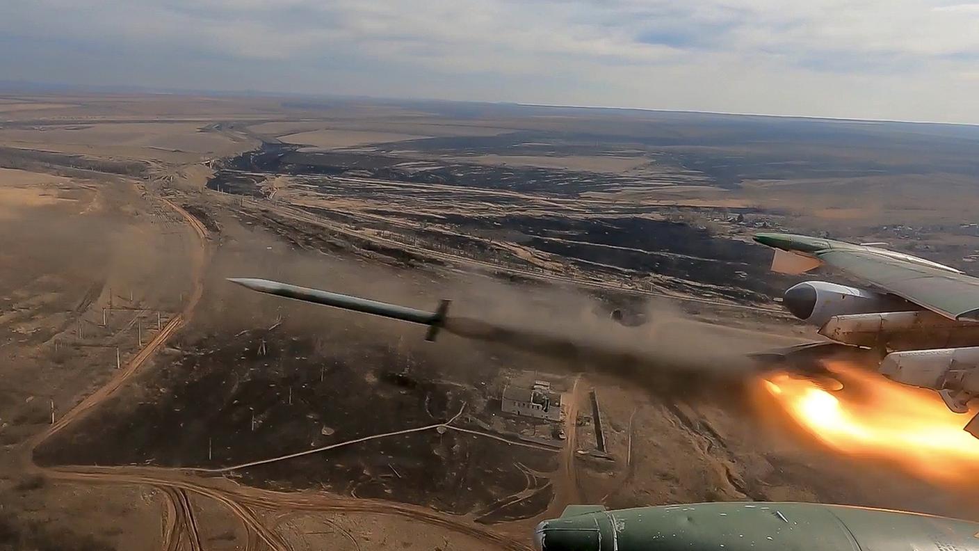 Un aereo da attacco al suolo Su-25, dell'aeronautica russa, mentre lancia razzi sull'Ucraina (14 marzo 2024)