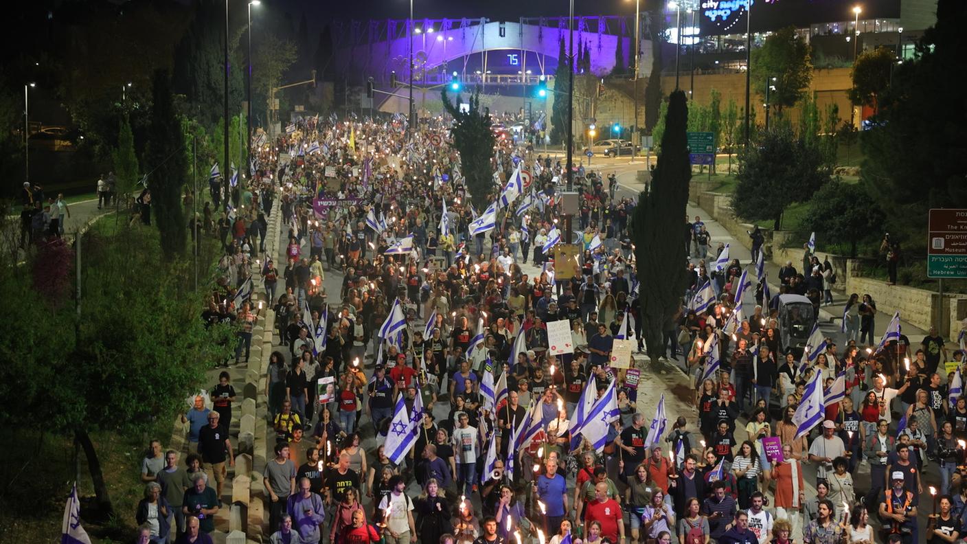 Manifestanti anti-governativi protestano fuori dalla Knesset (2 aprile 2024)