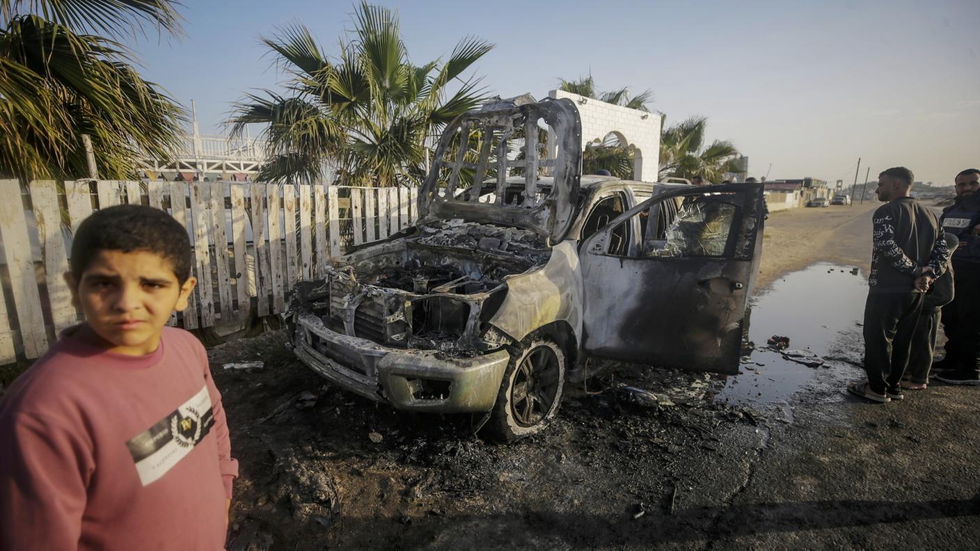 Il raid israeliano ha ucciso 7 operatori della ONG WCK, che porta cibo a Gaza (nella foto l'auto dei volontari distrutta)