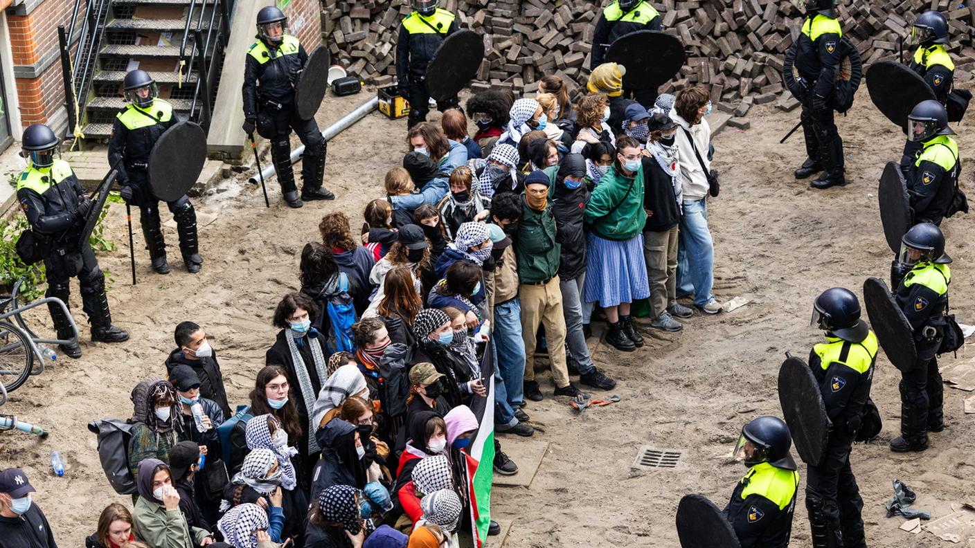 Manifestanti circondati dalla polizia nei pressi dell'Università di Amsterdam