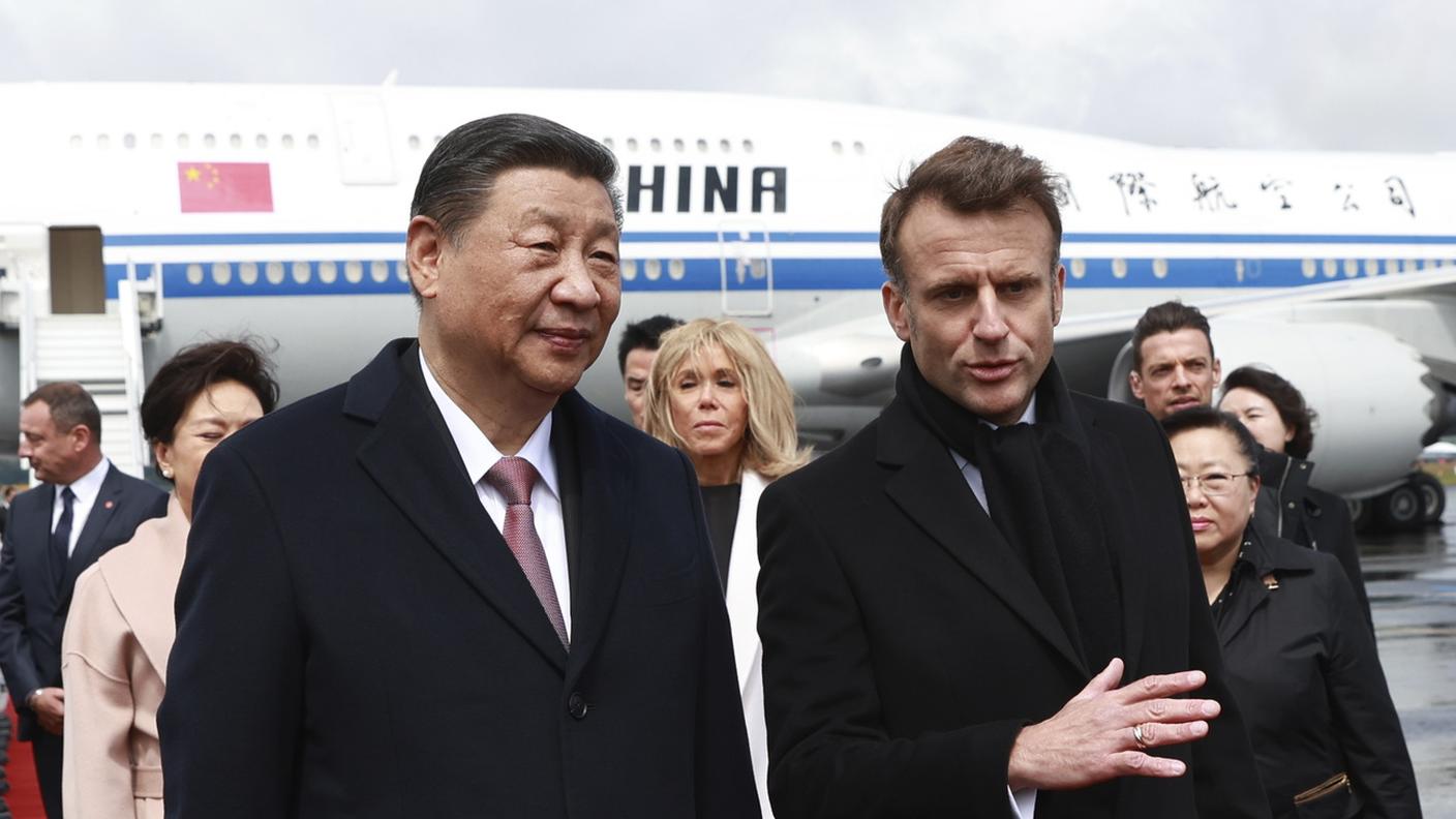 Il presidente cinese Xi Jinping accolto dal suo omologo francese Emmanuel Macron all'aeroporto di Tarbes (7 maggio 2024)