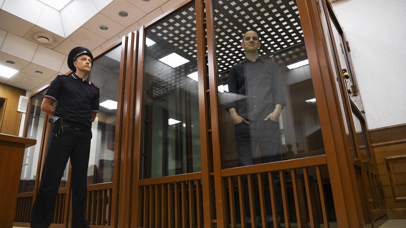 Evan Gershkovich nel box degli imputati a Yekaterinburg, all'inizio del suo processo per spionaggio