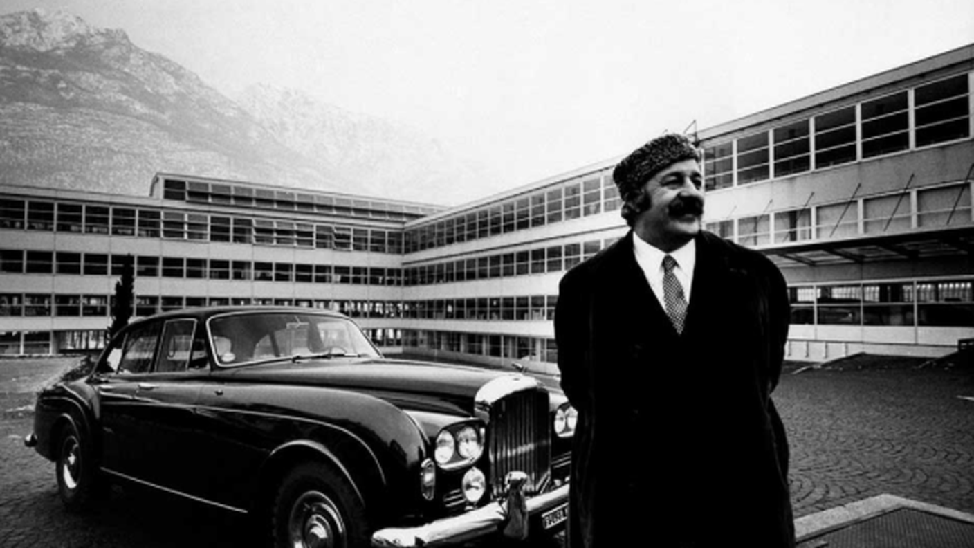 Renato Bialetti ritratto davanti alla fabbrica di Crusinallo, frazione di Omegna (Verbano Cusio Ossola)