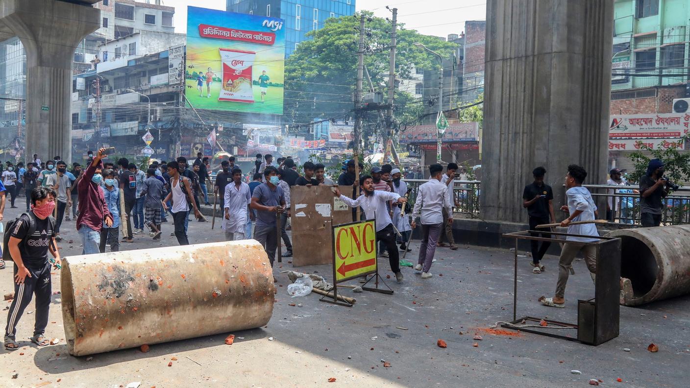 Bangladesh, la polizia spara sui manifestanti