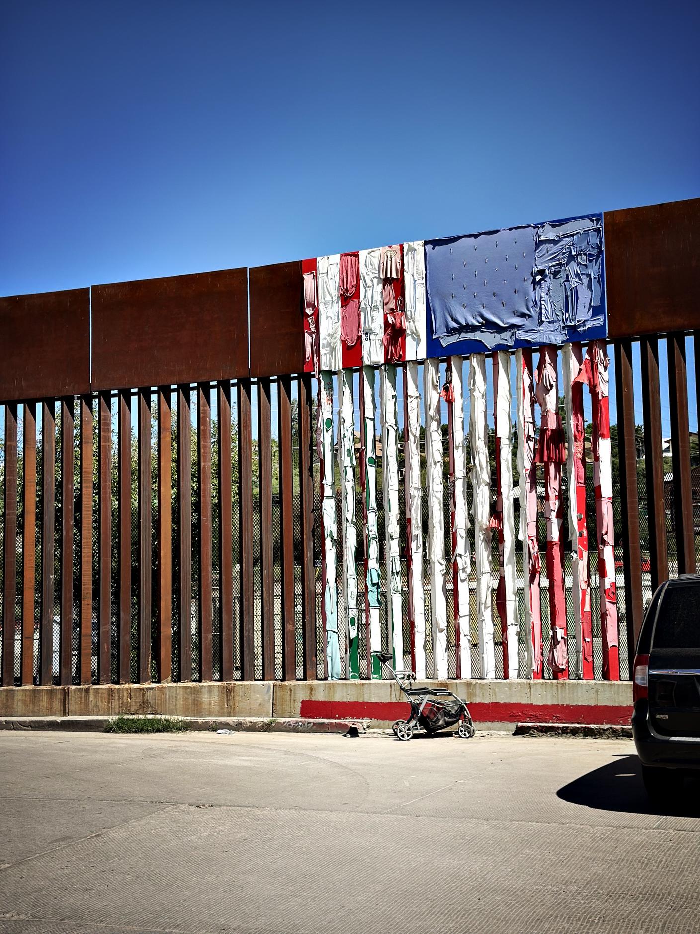Il muro al confine che divide la parte americana di Nogales da quella messicana