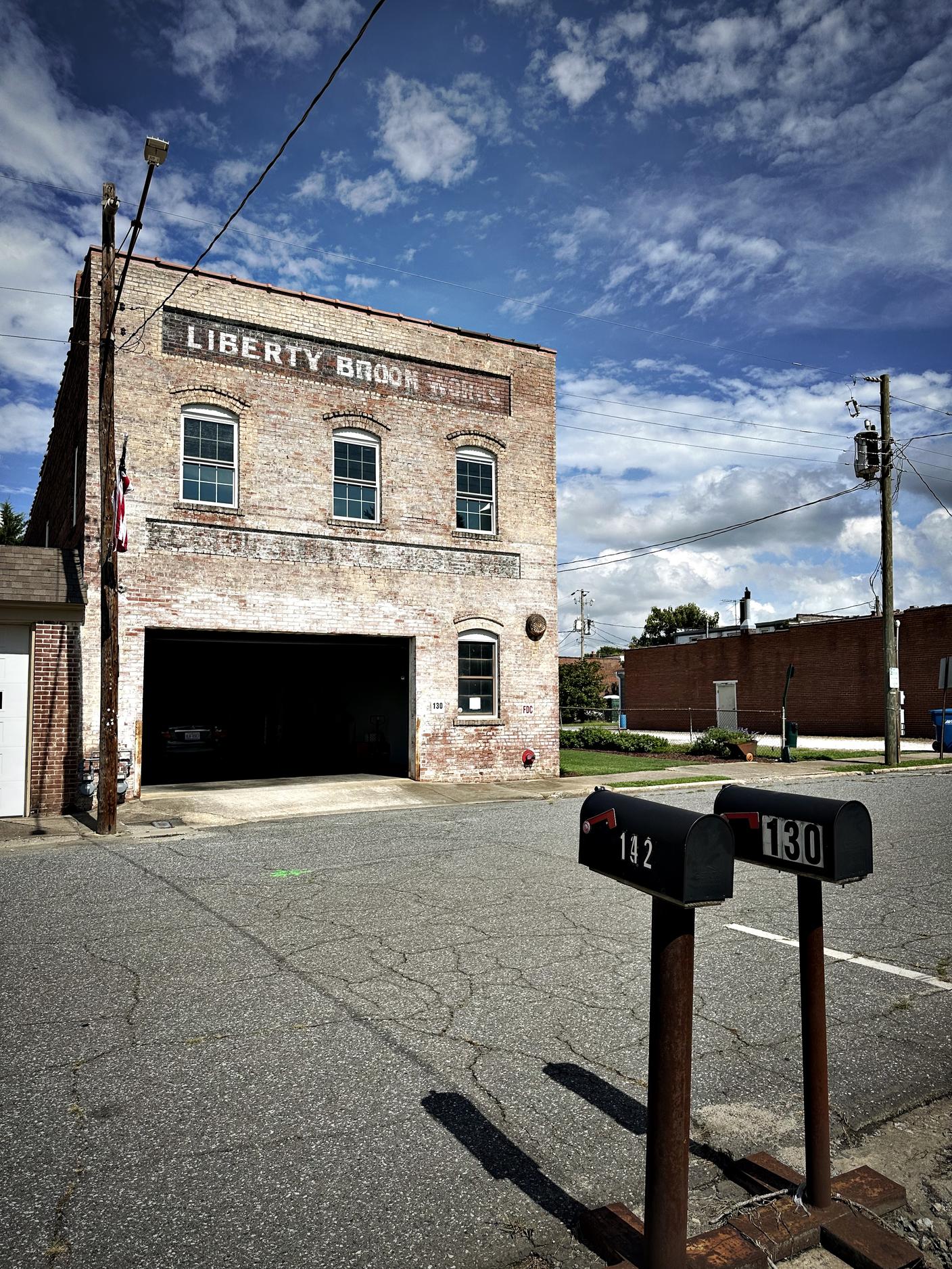 Lo stabile dove dal 1918 al 1972 c’era la Liberty Broom Works, che produceva scope in saggina