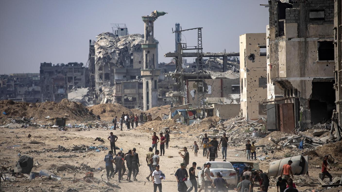 La distruzione dopo un'operazione militare di terra delle forze israeliane, nel campo di Khan Younis. Striscia di Gaza, 30 agosto 2024