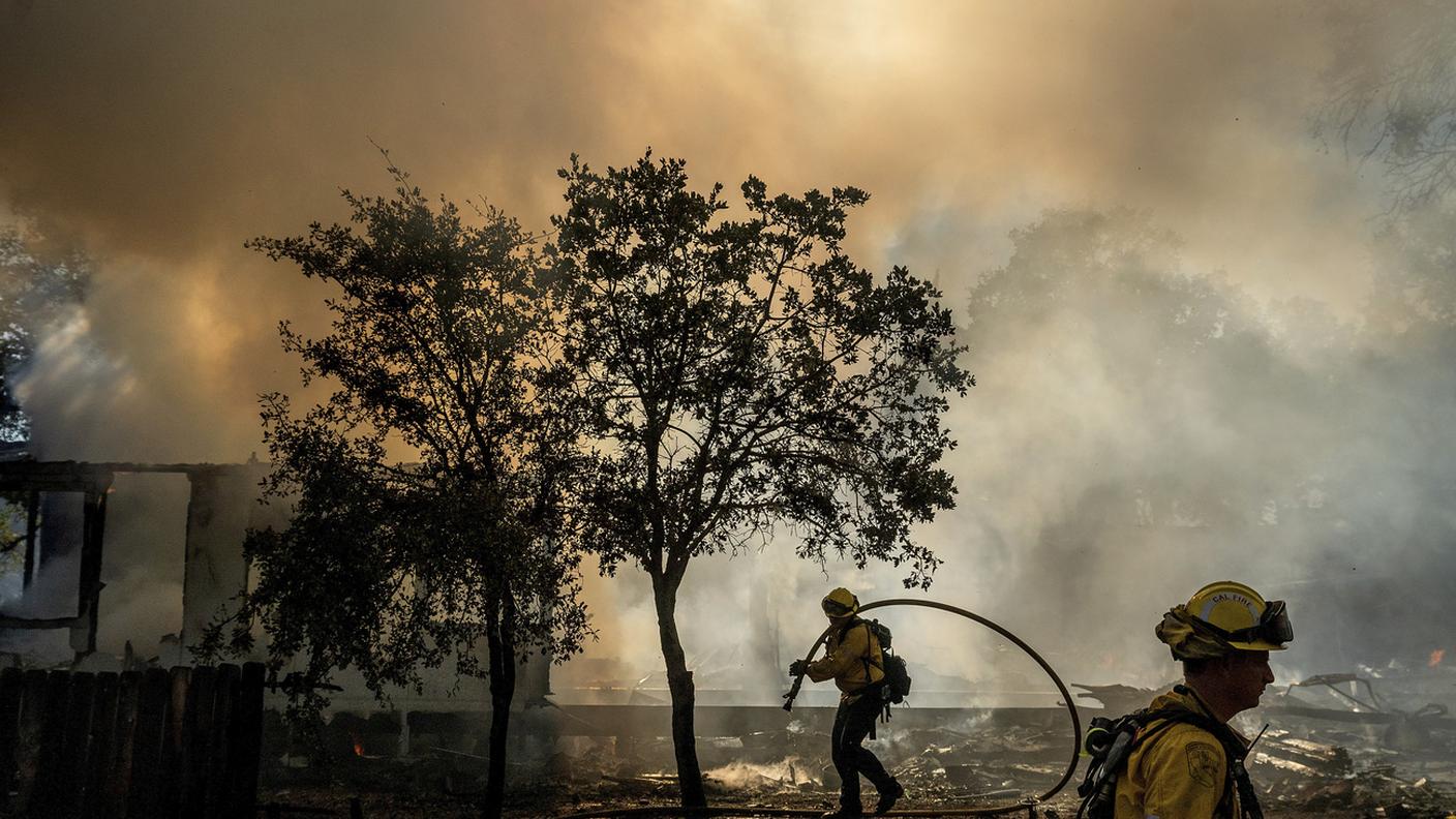 Pompieri lottano contro le fiamme domenica a Clearlake 
