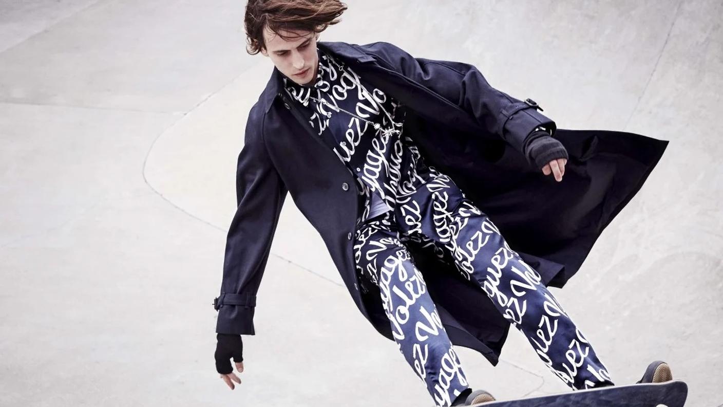 Immagine pubblicitaria, uno skater con abiti Louis Vuitton, Ermenegildo Zegna, Dior, Vans, Rag & Bone