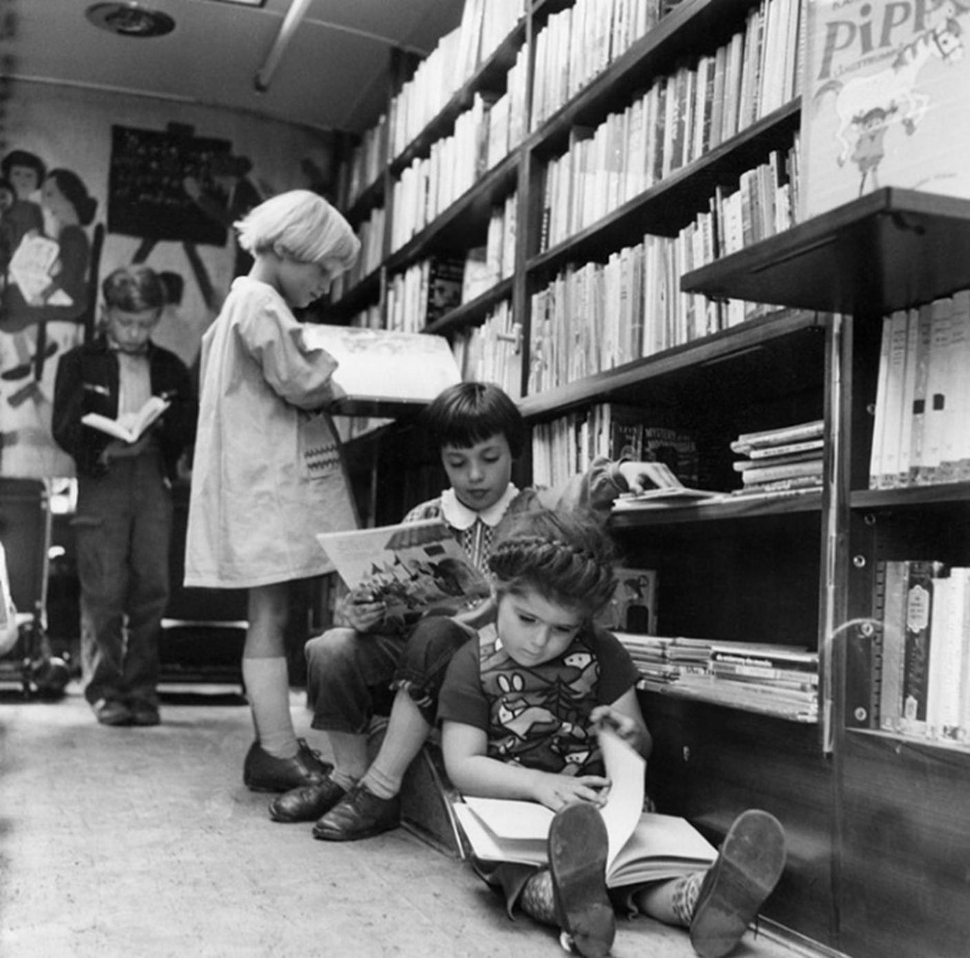 Bambini all'interno della Internationale Jugendbibliothek a Monaco