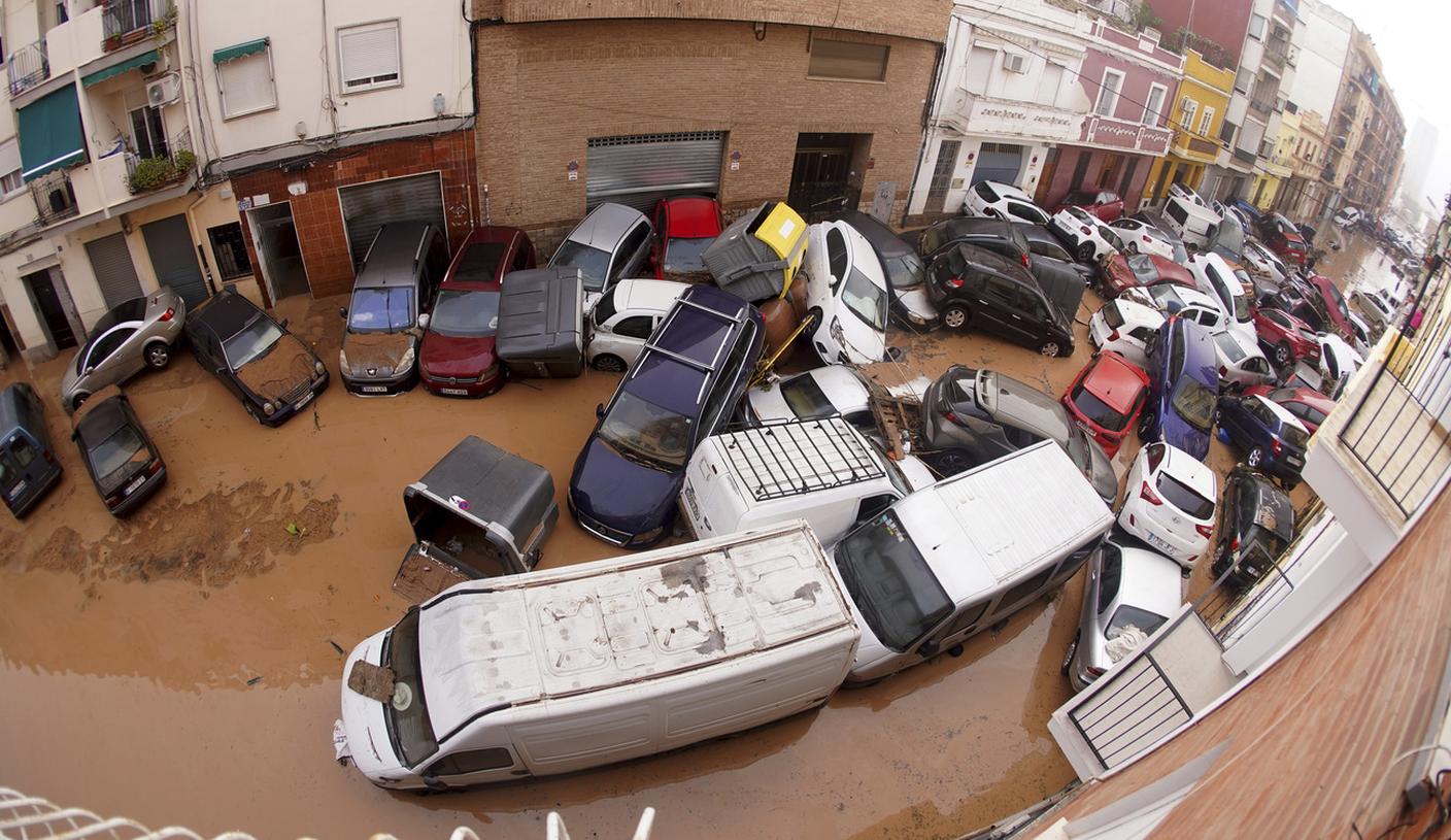 Le auto ammassate nei vicoli a Valencia