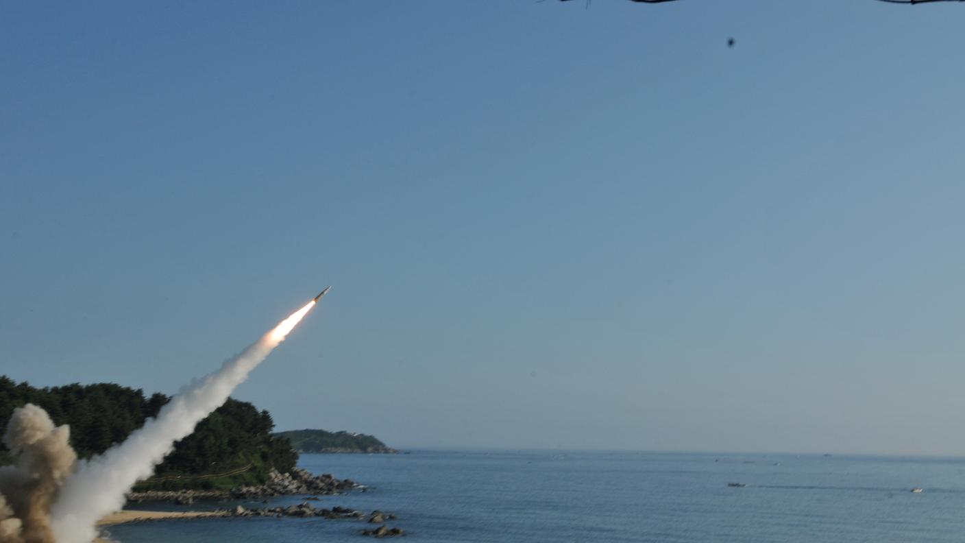 Un missile ATACMS statunitense lanciato da una piattaforma in Corea del Sud