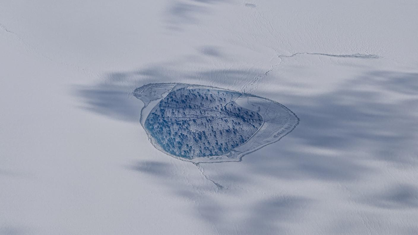 "Ice cap melt lake in Greenland" di David Garcia - categoria scienze della terra e climatologia