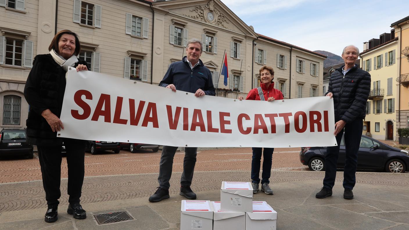 Il momento della consegna delle firme a Bellinzona