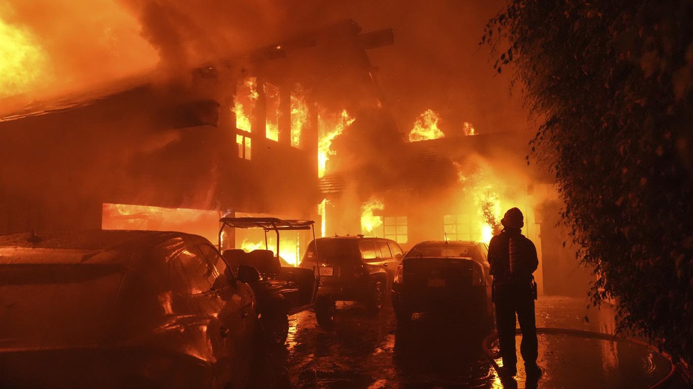 Oltre 1’500 vigili del fuoco, supportati da aerei antincendio, stanno combattendo le fiamme