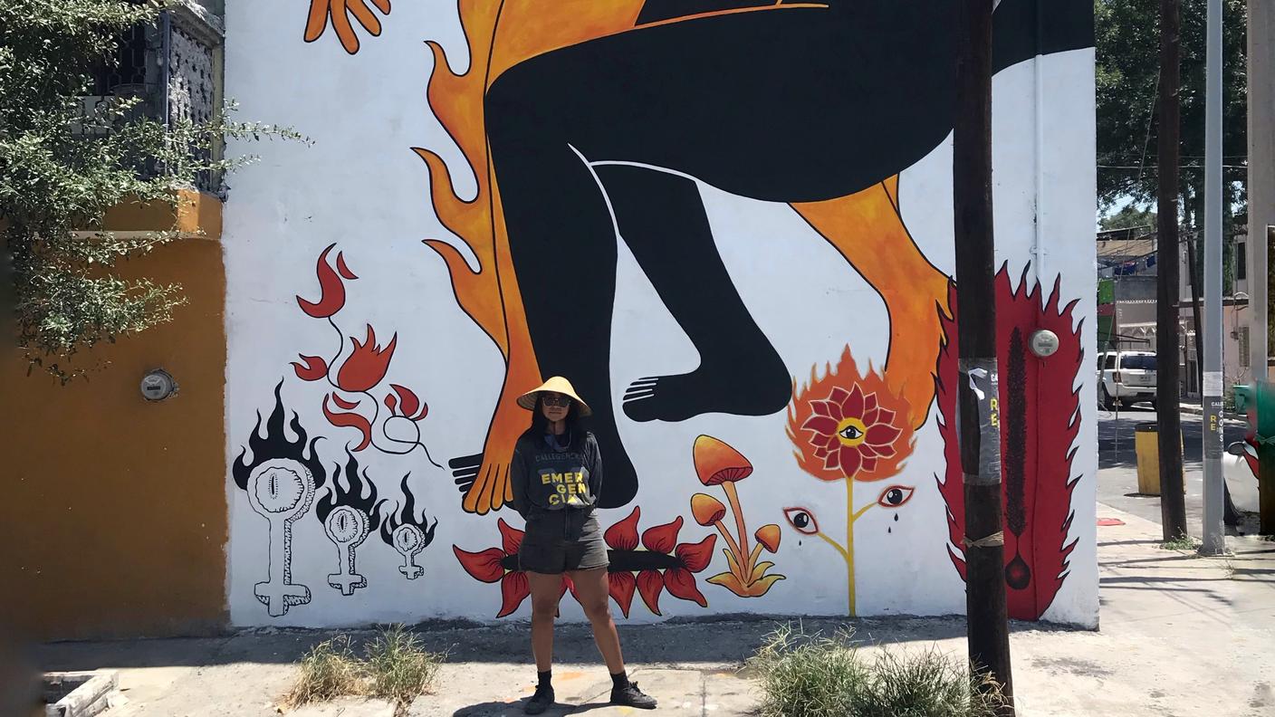 Maria Conejo di fronte al suo murale a Monterrey