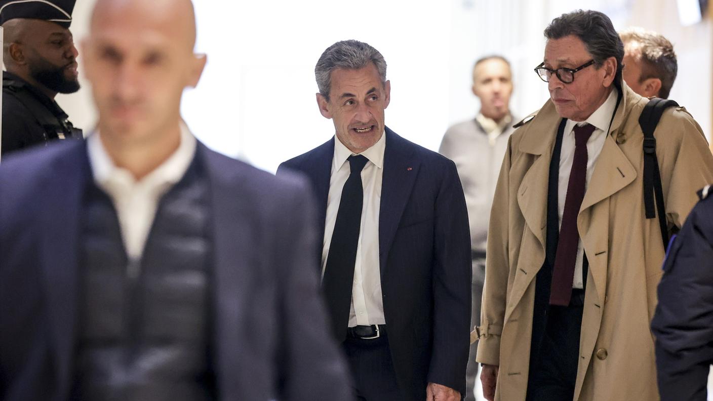 Sarkozy all'ingresso del tribunale di Parigi