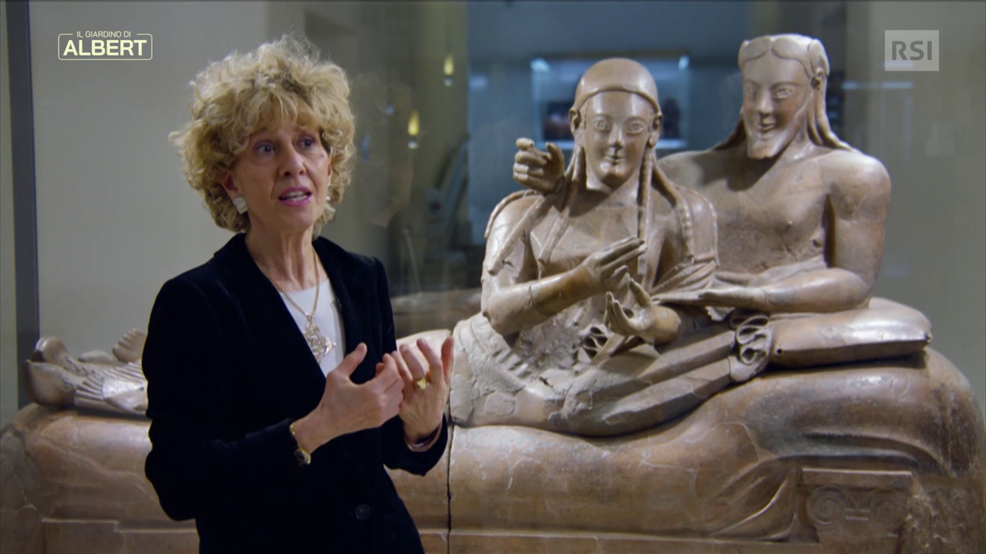 Un estratto dal documentario del Giardino di Albert. Sullo sfondo, il sarcofago degli sposi (530-520 a.C.) ritrovato in una tomba di Cerveteri, nella necropoli della Banditaccia. Ora è conservato al Museo nazionale etrusco di Villa Giulia a Roma. Marito e moglie sono semidistesi su di una kline, il letto usato nei banchetti cerimoniali, a testimonianza della presenza delle donne a momenti di vita pubblica
