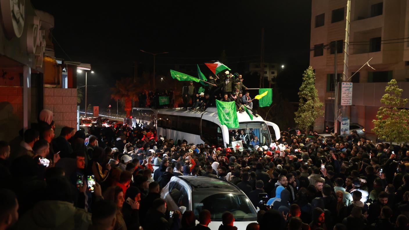 Il bus dei prigionieri palestinesi rilasciati da Israele arriva a Ramallah ed è circondato dalla folla