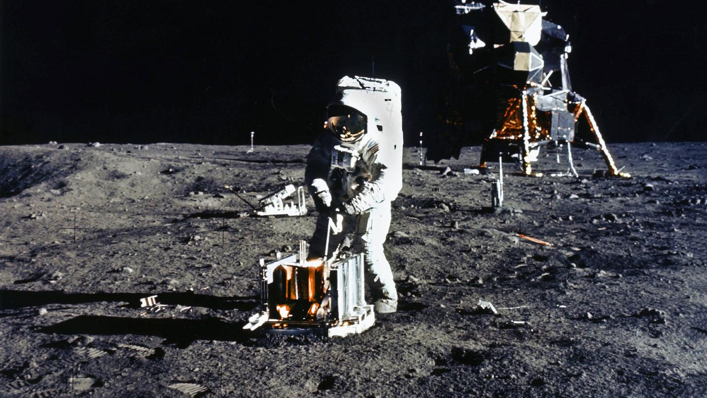 L'astronauta americano Edwin E. Aldrin mentre installa il pacchetto di esperimenti sismici passivi (PSEP)