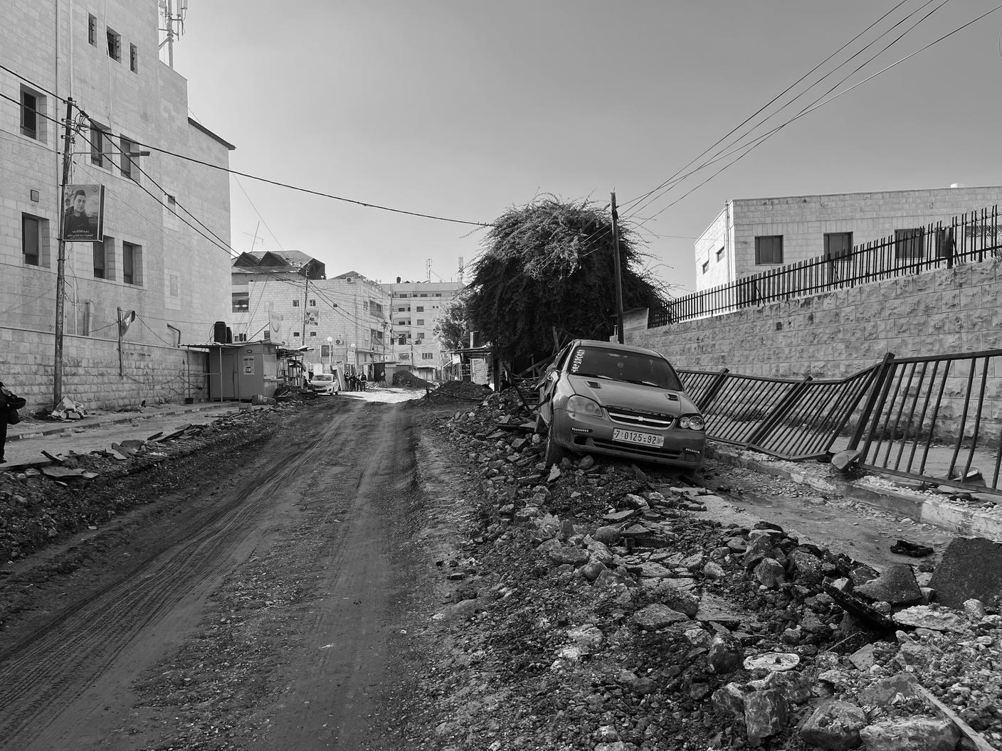 La strada accanto all’ospedale, dove sono evidenti i segni della rimozione dell’asfalto da parte dell’esercito israeliano (Emiliano Bos - RSI).