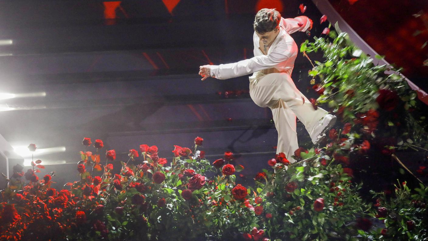 Blanco se la prende con gli addobbi florali, durante la prima serata del Festival di Sanremo 2023