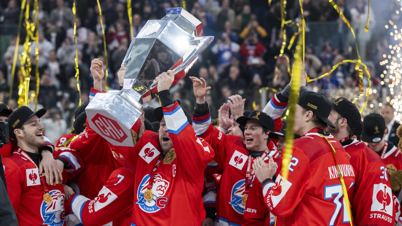 Capitan Geering con il trofeo
