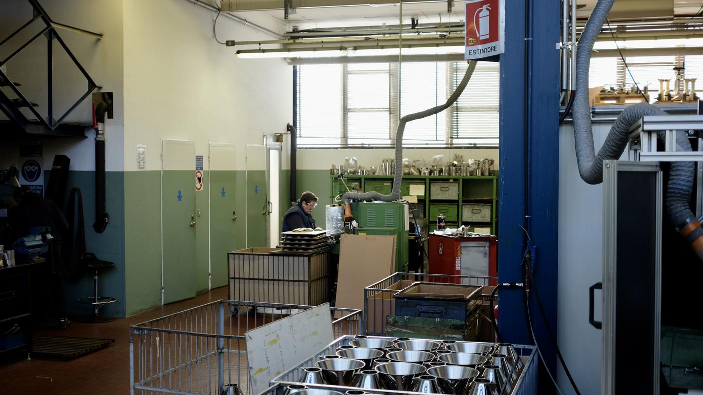 Il Conico di Aldo Rossi, bollitore realizzato in acciaio 18/10, in alcune fasi della sua produzione