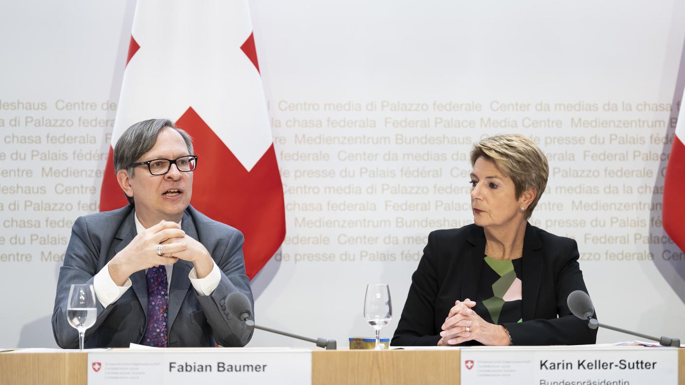 Karin Keller-Sutter e il vicedirettore dell'amministrazione federale delle contribuzioni Fabian Baumer in conferenza stampa