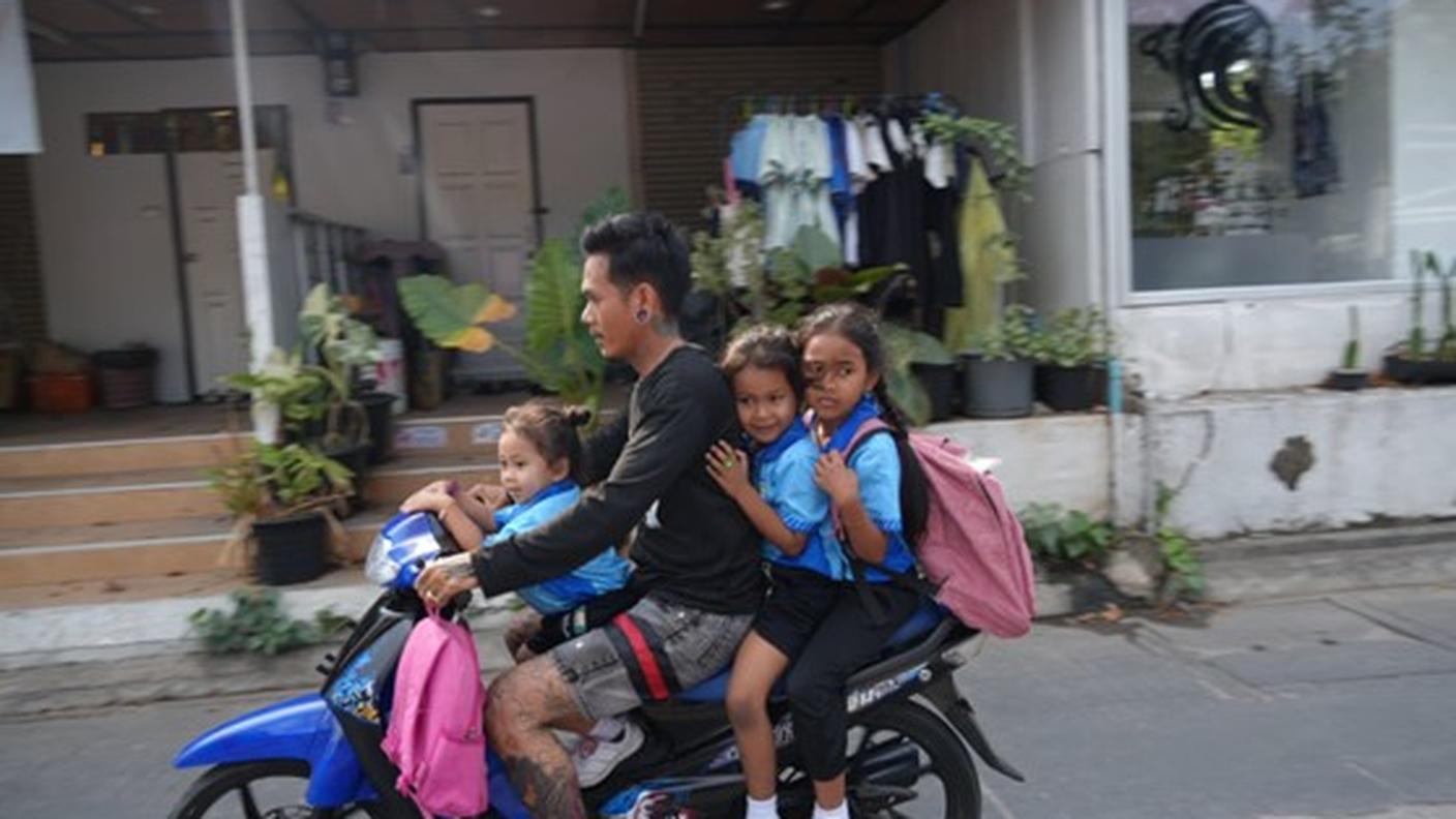 Padre con le figlie in motorino, Koh Samet