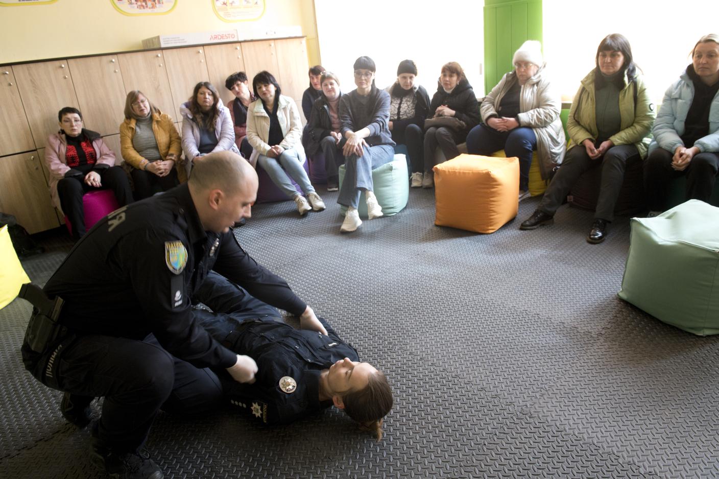 Un corso di medicina di emergenza per insegnanti di scuola a Kramatorsk