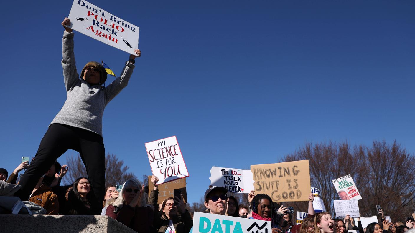 7 marzo 2025: la marcia di protesta "Stand up for science" di fronte al Lincoln Memorial a Washington, Stati Uniti 