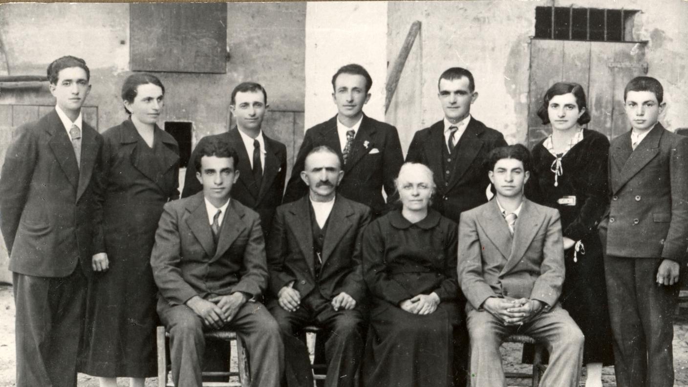 La famiglia Cervi: al centro Alcide Cervi e la moglie Genoeffa Cocconi, rispettivamente padre e madre dei sette fratelli fucilati dai nazifascisti