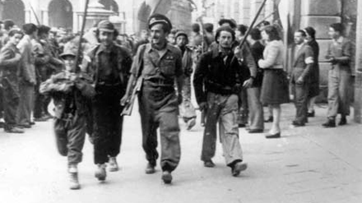 Partigiani sfilano a Reggio Emilia liberata