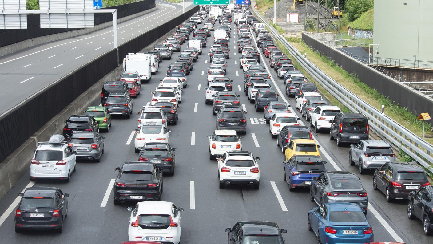Una colonna di auto bloccata sull'A2 in direzione nord, in uno scatto dello scorso anno