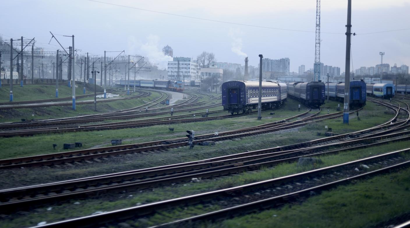 Il carburante in Ucraina arriva anche via treno e il viaggio può durare giorni